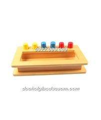 Bộ phân biệt cọc màu trên khay có lỗ - Giáo cụ Montessori