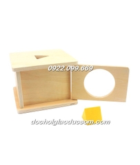 Thả khối lăng trụ tam giác vào hộp có lỗ - Giáo cụ Montessori 0-3 tuổi