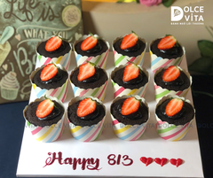 246 - Set 12 cupcake brownie trang trí dâu tây