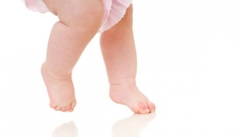 Bé đi kiễng chân có thể liên quan đến bệnh tự kỷ