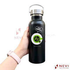 bình giữ nhiệt màu đen có quai xách, in hình, in logo đẹp, cung cấp bởi Quà tặng Nevi