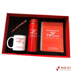 bộ quà tặng cao cấp gồm bình giữ nhiệt, cốc sứ, sổ tay và bút ký, sản xuất theo màu nhận diện thương hiệu, cung cấp bởi Quà tặng Nevi