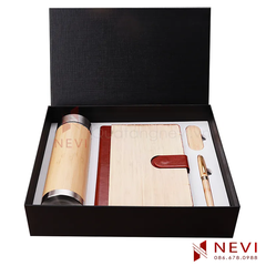 Quà tặng Nevi cung cấp bộ quà tặng sang trọng bao gồm bình nước vỏ tre có chức năng hiển thị nhiệt độ, sổ tay, bút và usb bằng gỗ