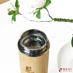 chi tiết miệng bình giữ nhiệt vỏ tre khắc tên, có lưới lọc trà