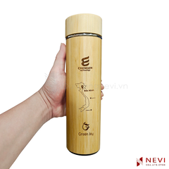 trên tay sản phẩm bình giữ nhiệt vỏ tre khắc tên rất đẹp do Nevi cung cấp