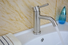 VÒI LAVABO NÓNG LẠNH DAESUN- DS 3214