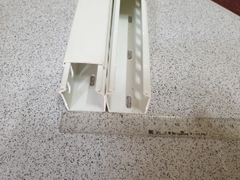 Máng nhựa mép liền 25x45
