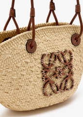 Túi Anagram Basket làm từ lá cọ iraca và da bê