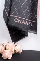 Khăn Chanel họa tiết monogram xám hồng