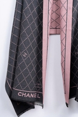 Khăn Chanel họa tiết monogram xám hồng