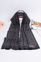 Khăn Chanel họa tiết monogram xám hồng