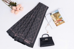 Khăn Chanel họa tiết monogram xám hồng