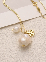 Dây chuyền Tory Burch ngọc trai kèm logo