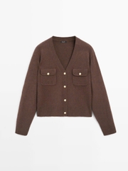 ÁO CARDIGAN ĐAN CỔ CHỮ V VỚI CÚC VÀNG