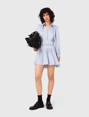 Đầm ngắn satin xếp nếp đính đá