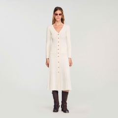 vay-maxi-knit-sandro-mau-kem-dai-tay-khuy-vang