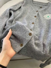 Cardigan Mardi logo thêu hoa cúc