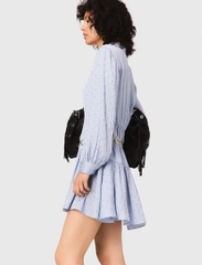 Đầm ngắn satin xếp nếp đính đá