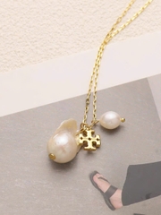 Dây chuyền Tory Burch ngọc trai kèm logo