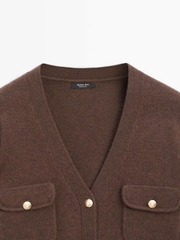 ÁO CARDIGAN ĐAN CỔ CHỮ V VỚI CÚC VÀNG