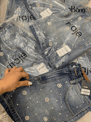 Quần short denim Maje đính ngọc trai