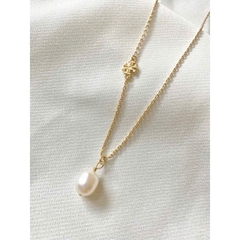 Dây chuyền Tory Burch ngọc trai kèm logo