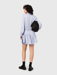 Đầm ngắn satin xếp nếp đính đá