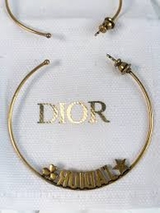 Bông tai Dior