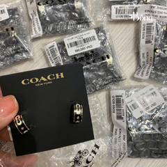 Khuyên tai Coach dư xịn