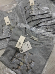 Tshirt Tory Burch màu rêu cổ tròn hoạ tiết