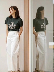 Tshirt Tory Burch màu rêu cổ tròn hoạ tiết