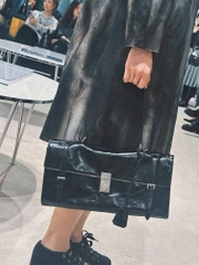 Túi Prada da trơn chữ nhật logo trắng