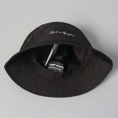 Mũ bucket Karl Largerfeld màu đen logo ông già