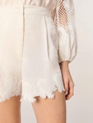 Quần short ren thêu viền sóng