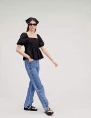 Quần jeans suông viền thêu đính đá