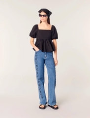 Quần jeans suông viền thêu đính đá