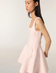 Đầm ngắn dệt kim jacquard cổ vuông