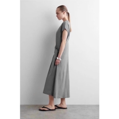 Maxi COS cổ tròn màu ghi cột belt
