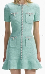 Váy ngắn thêu họa tiết tự họa Mint Knit