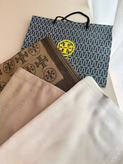 Khăn lụa Tory Burch họa logo chìm