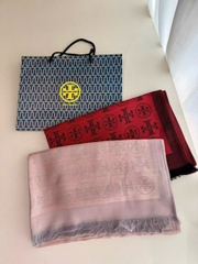 Khăn lụa Tory Burch họa logo chìm