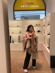 Khăn cape FENDI tua rua