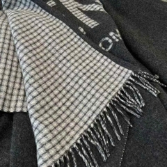Khăn cape FENDI tua rua
