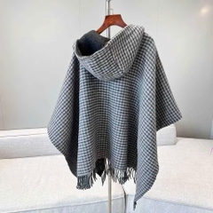 Khăn cape FENDI tua rua