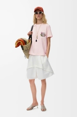 Áo thun dáng regular fit làm từ chất liệu cotton.