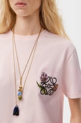 Áo thun dáng regular fit làm từ chất liệu cotton.