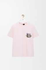 Áo thun dáng regular fit làm từ chất liệu cotton.