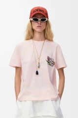 Áo thun dáng regular fit làm từ chất liệu cotton.