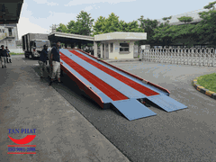 Cầu dẫn hàng lên container mặt grating chống trượt