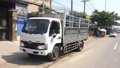 Xe tải Hino 1.9 tấn thùng mui bạt -  XZU650